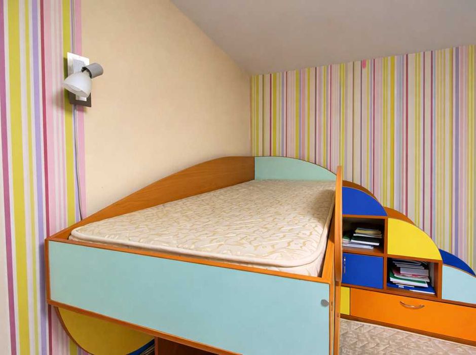 Уникален детски комплект: 3 легла и 2 бюра