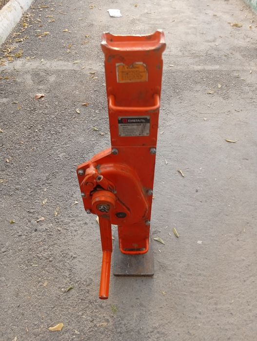 Домкрат механический