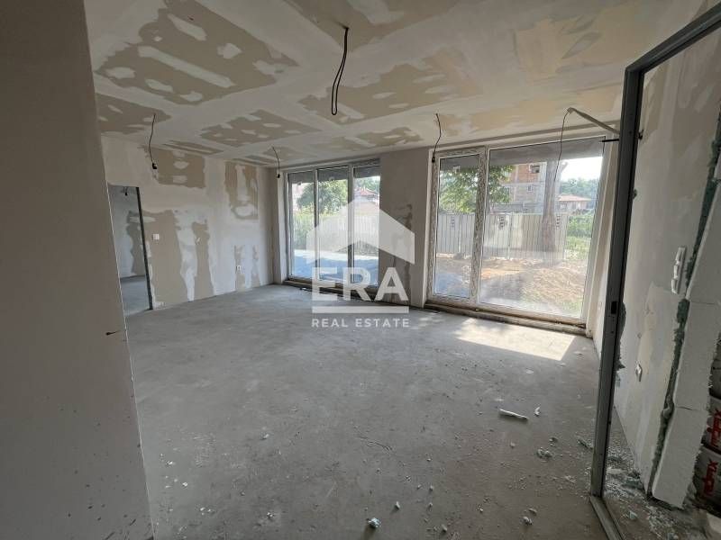 Тристаен партерен апартамент за продажба, със собствен голям двор, в н