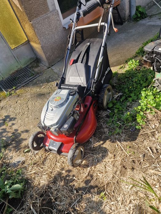 Masina de tuns iarba gazonul