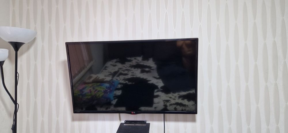 Телевизор LG, диагональ 42 (106 см)
