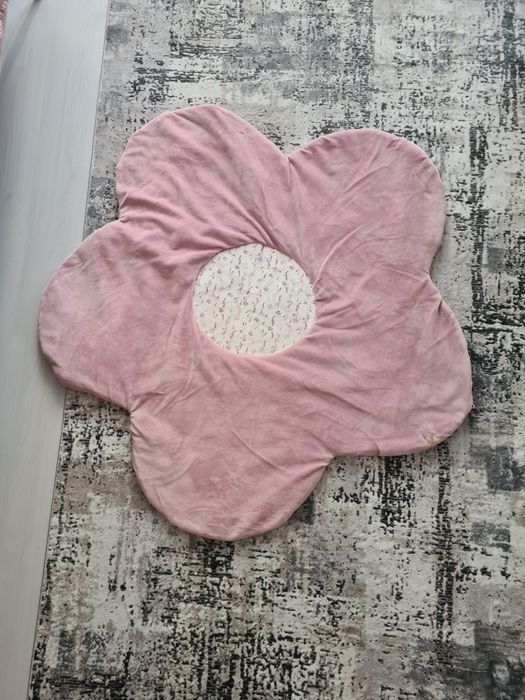 Vand 2 covoare camera fetita