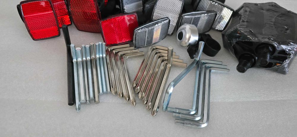 Vand Stopuri Rosii si Albe pt Biciclete, Set Pedale, claxon si Chei hexagonale