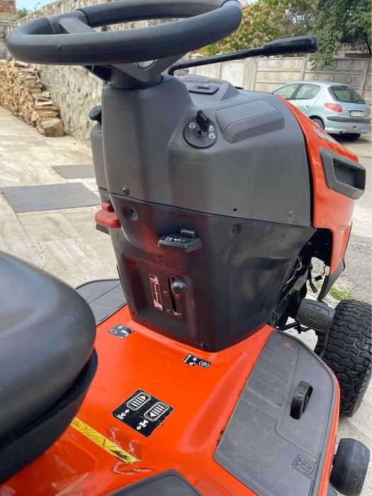 Tractoras de tuns iarba Husqvarna Kawasaki