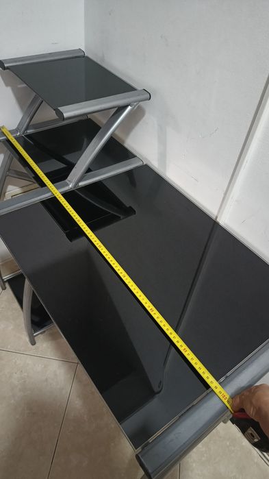 Birou de studiu din sticlă neagră cu bare metalice argintii