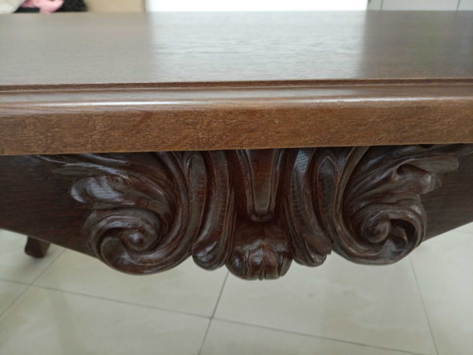 Маса от дъбово дърво