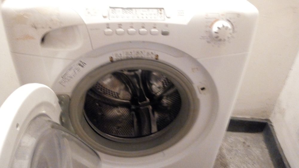 Продавам пералня Candy за резервни части