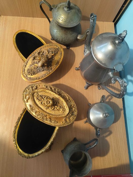 Антикварни декоративни метални съдове – чайници и позлатени кутии