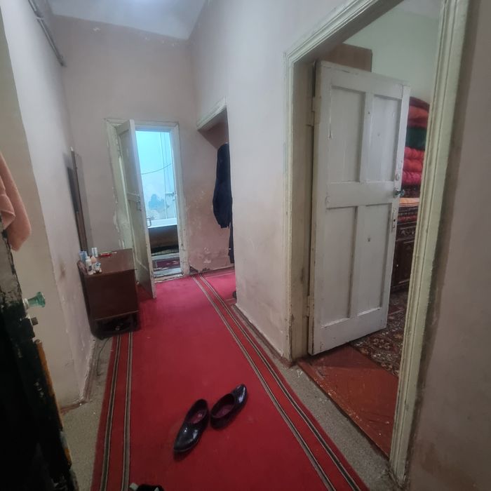 2×комнатная кв, на первом этаже на космосе поворот асал. Дом кирпичный