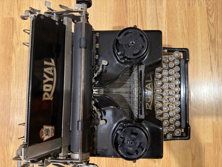 Mașină de scris antică Royal 10 (anii 1920) – Model de birou cu geamuri laterale, piesă rară de colecție