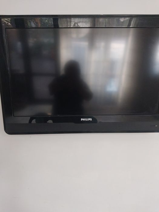 Ноутбук маленький, телевизоры 3 шт