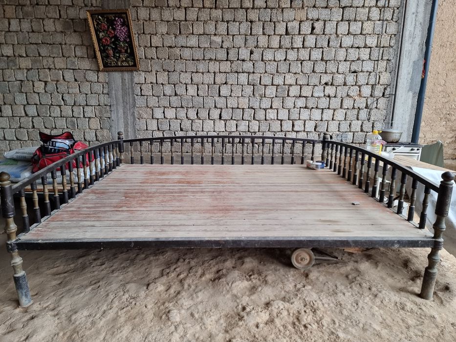 Тапчан "супа" сотилади
2.50-3.00 метр 
Холи яхши 
1 сезон ишлатилган
Т