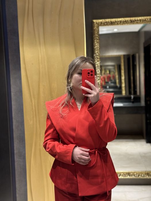 Продаю красный костюм