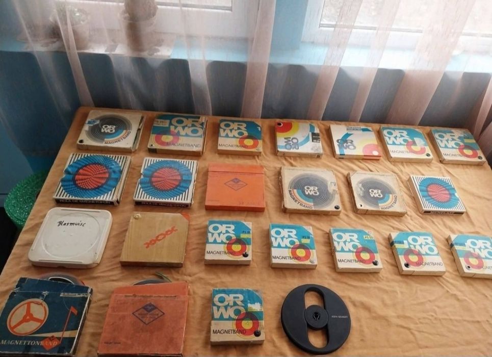 Benzi vechi de magnetofon.