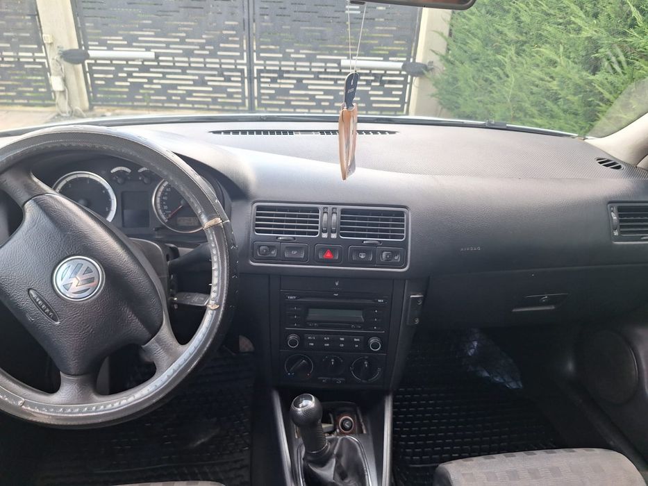 Vând Volkswagen Golf 4