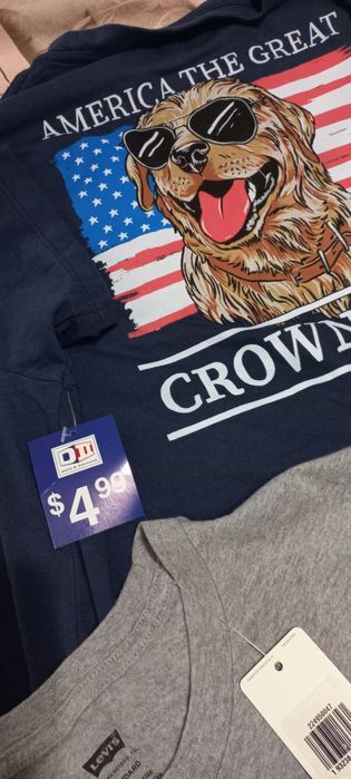 Se vând trei tricouri.