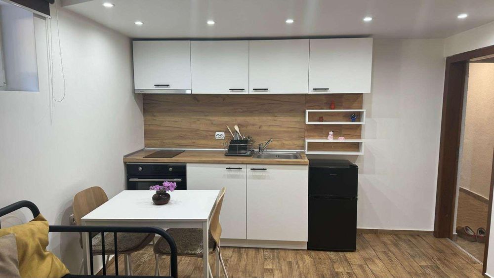 Дава се под наем Едностаен апартамент в Варна, Център - 30 кв.м за 281 € - Снимка #1