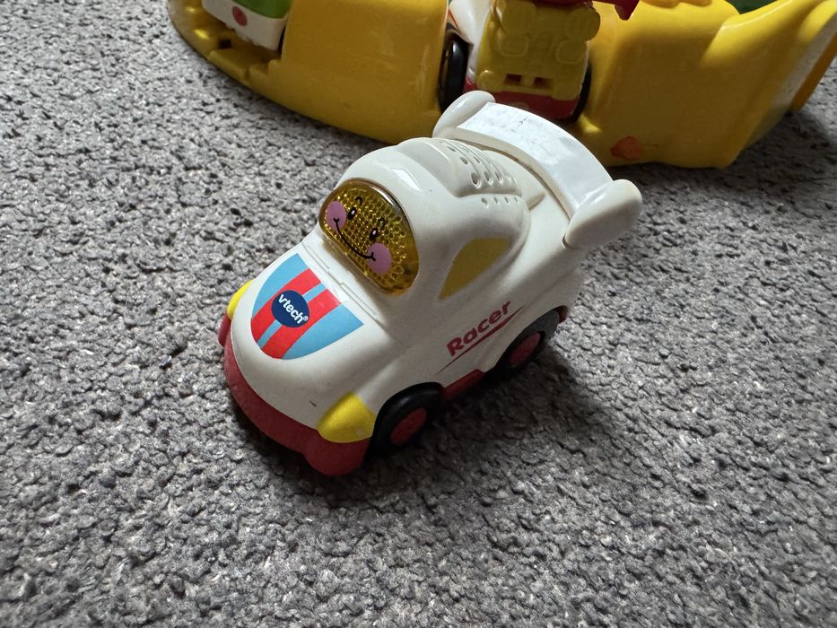 Roata Carry case Vtech toot toot cu 8 masinute