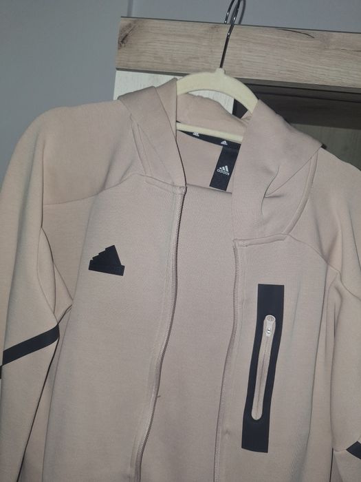 Vând trening Adidas, de culoare bej!