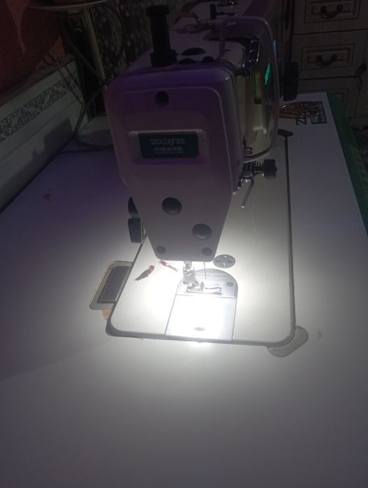 Zoje tikuv mashinasi sotiladi