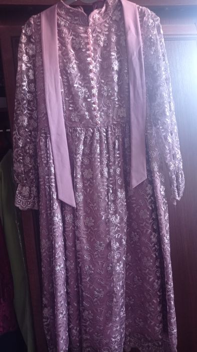 Oqshom libosi sotiladi