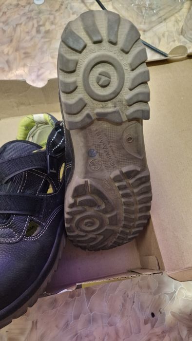 Продам спец обувь