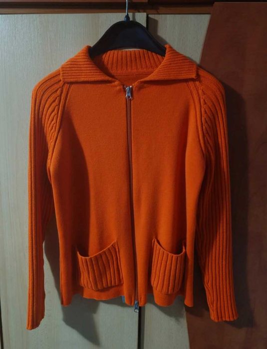 Vând pulover cu fermoar