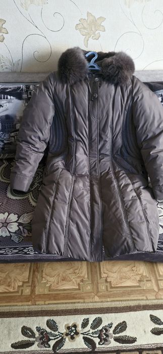 Продам пуховик с капюшоном.