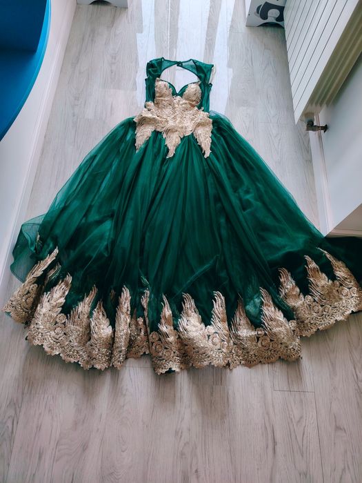 Vând rochie model deosebit
