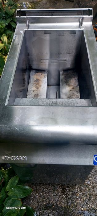 Vând plită fonta și gril pe gaz