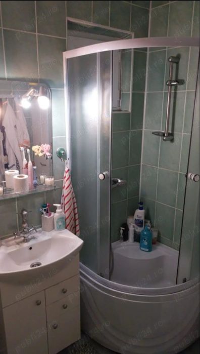 Vând apartament 3 camere semi-decomandat Str. Rozelor nr. 6