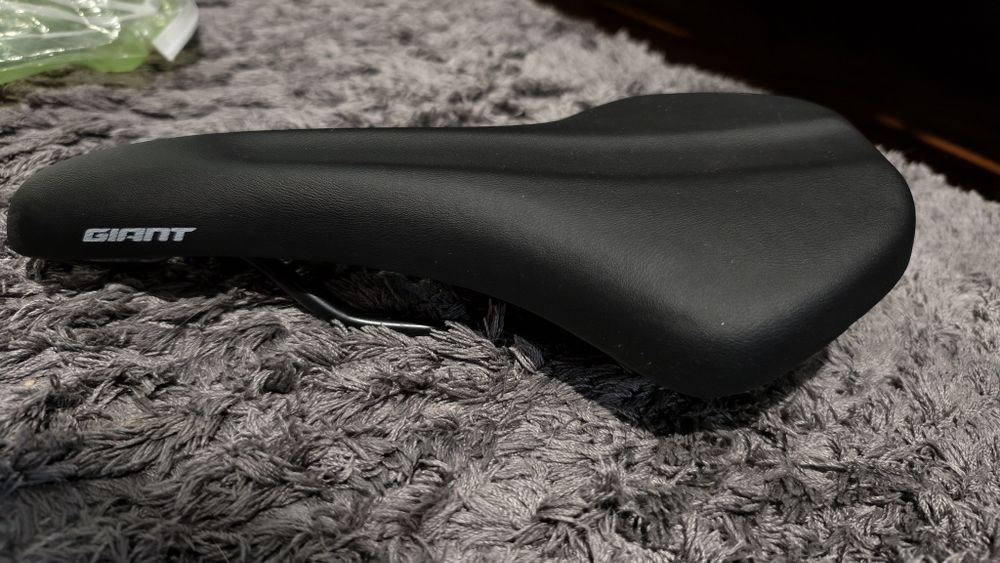 Седло, грипсы и педали для велосипеда