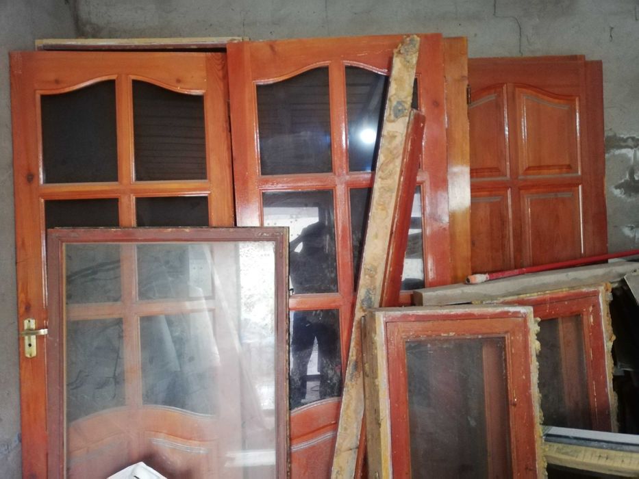 Двери деревянные, окна
