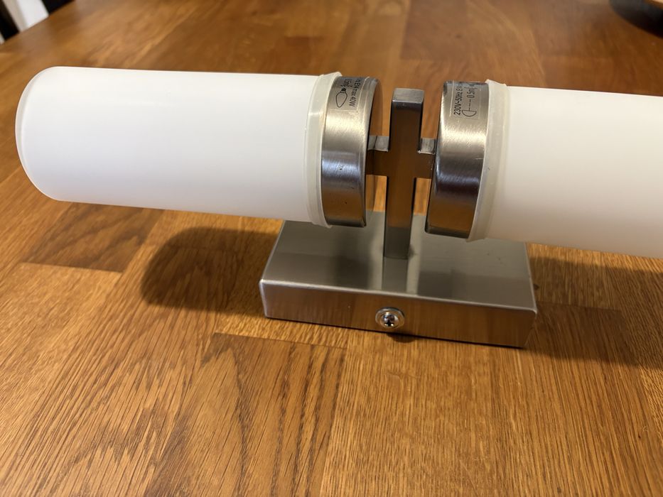 Lampa baie rezistent la umezeala. Stare foarte buna fara defecte.