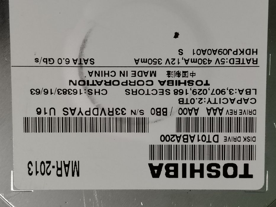 Hard disk intern Toshiba de 3.5 inci, modelul DT01ABA200, cu o capacitate de 2TB. Perfect. Fără erori