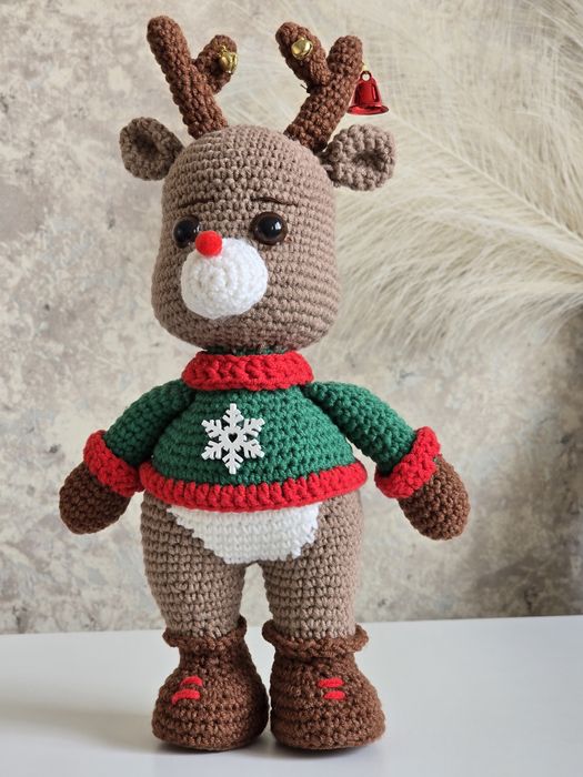 Ръчно плетено еленче с пуловер и настроение
