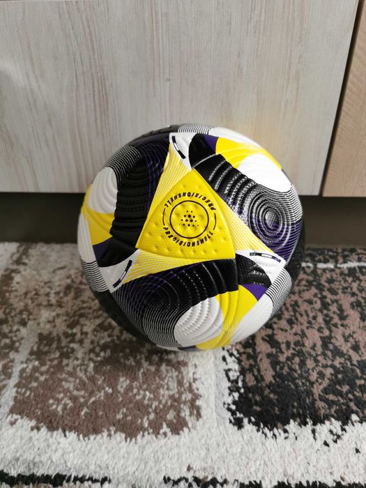 Футболна топка за тренировки и мачове. Чисто нова. Размер 5