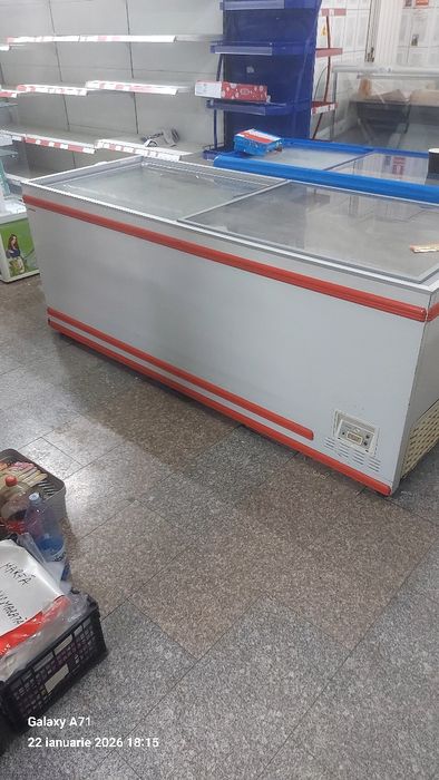 Vând vitrina cu 3 uși.