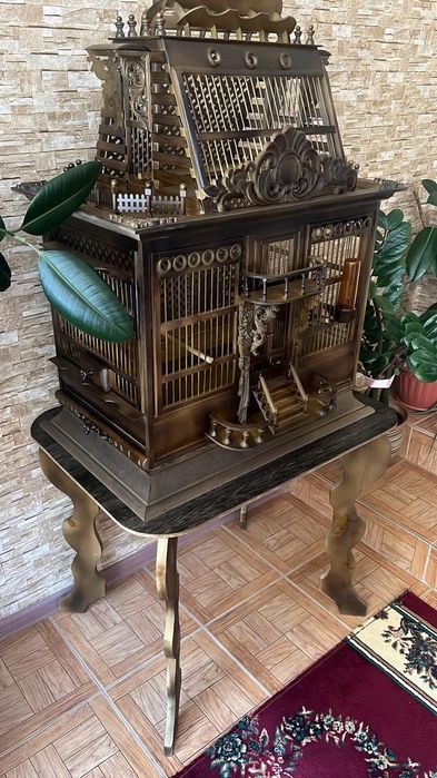 Деревянная клетка для птиц