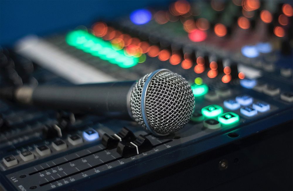 DJ услуги и професионално озвучаване за вашето събитие!