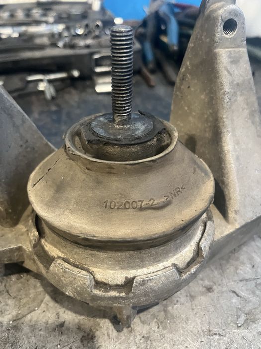 Подушка двигатель ауди 2.8