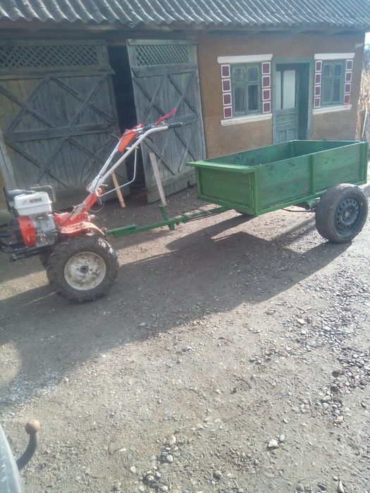 Vand motocultot 15 cai benzina cu remorca