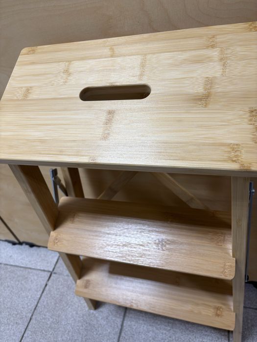 Продавам бамбукова стълба с три стъпала , с височина 63 см