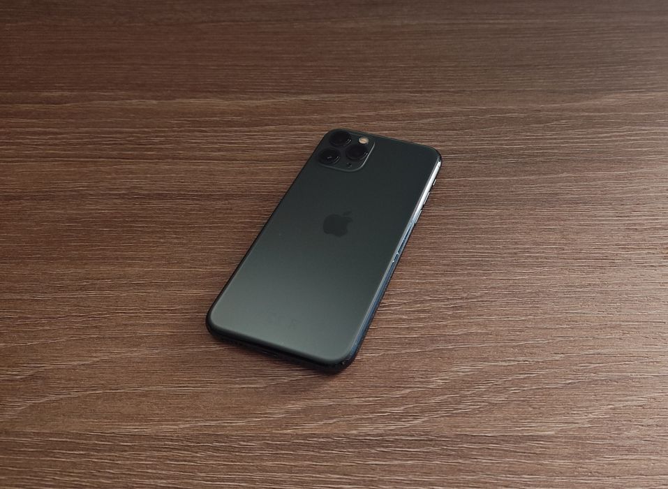 iPhone 11 Pro, 256 GB, culoare verde închis, stare excelentă.