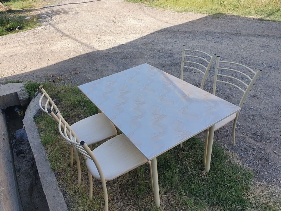 Кухонный столл с четырьмя стульями 100000 сум с 6 стульями 860000 сум