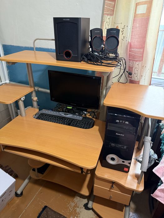 Продам компьютерный стол
