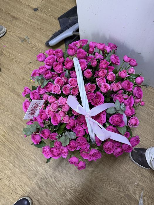 Спрей розы в корзине