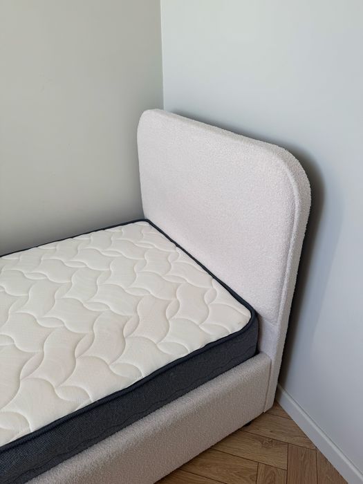 Кровать с матрасом