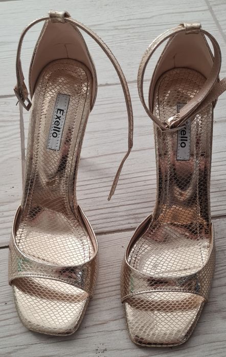 Sandale de ocazie, numărul 38. Potrivite pentru un picior subțire.