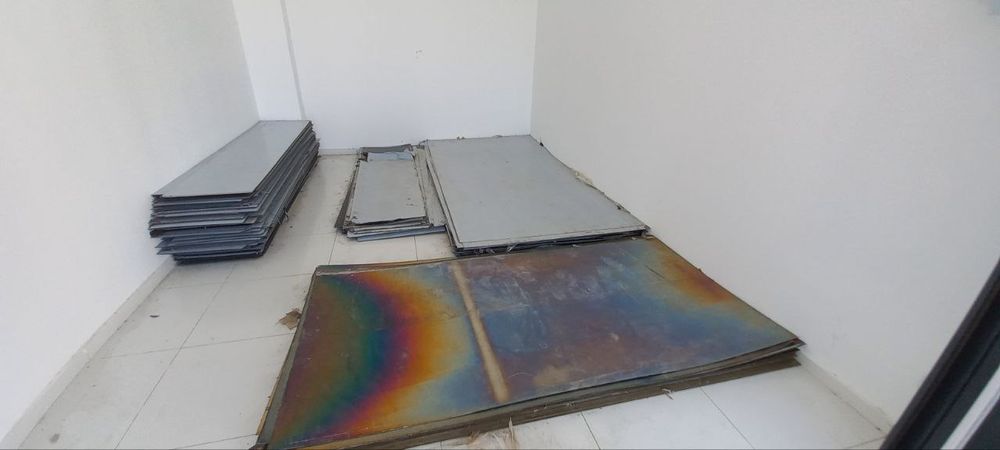 Ostatka nerjaveyka listlar yangi, har xil ranglarda